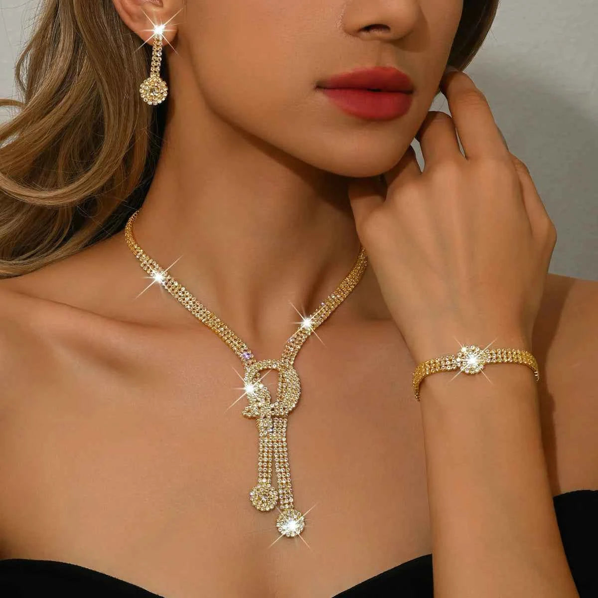 New jewelry set - fashionable, luxurious, heavy-duty, full of diamonds, necklace, earrings, bracelet - for brides and weddings.