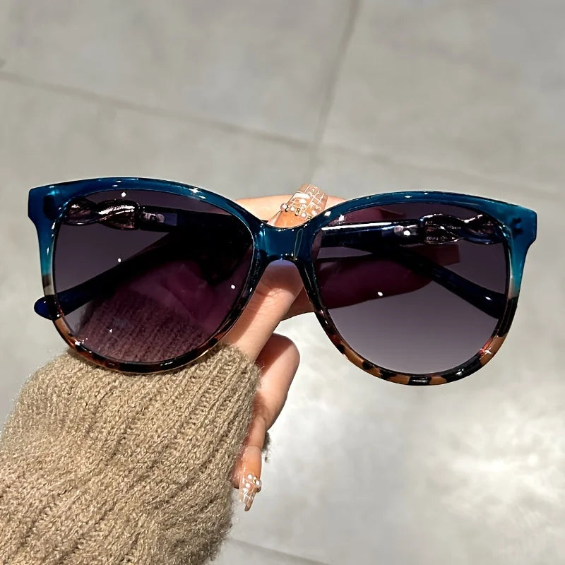 Women's Retro Cat Eye Sunglasses – Butterfly Frame Fashion Shades with Anti-Reflective Lenses